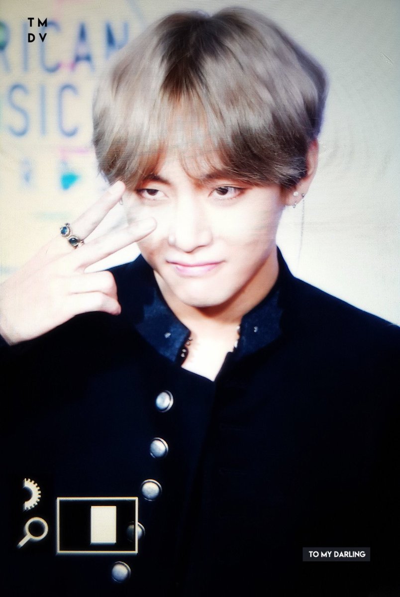 VBrasil_'s tweet photo. [PREVIEW] 171119 American Music Awards 2017 - Red Carpet #방탄소년단 #뷔 (Cr,: TO_MY_DARLINGV) https://t.co/FoJoz44Z4Y