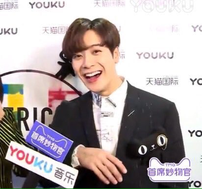 replysomin's tweet photo. OLHA COMO ELE TA FELIZ AAAAAAA EU MORRO POR ESSE SORRISO EU MORRO POR ESSE HOMEM #AMAs https://t.co/IyRuWb7x0q