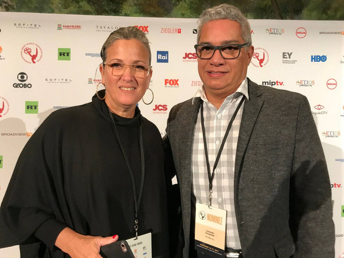 Con Leonardo Aranguibel en la ceremonia de entrega de medallas de los Emmy Internacionales.