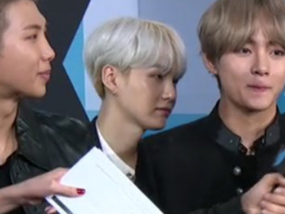 QYaoi's tweet photo. CAN WE PLEASE TALK ABOUT SUGAS REACTION #BTSxAMA #ASKAMAs @BTS_twt #AMAsxBTS https://t.co/wtlGFhIiHr