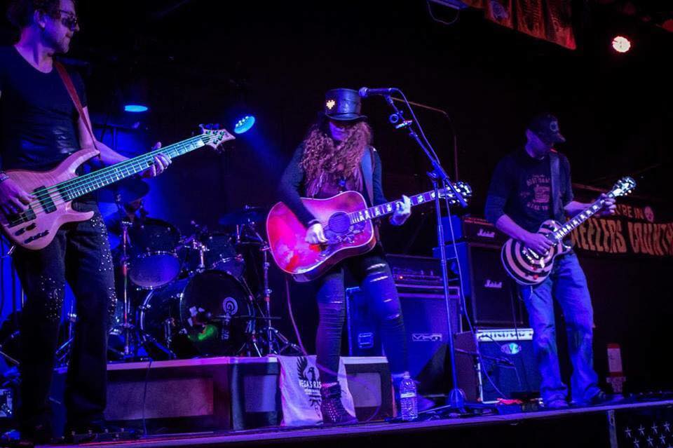 sophiaradisch01's tweet photo. #redslash #vegasstrong #vegasrising2017 #lasvegas #theadrenaline #performance #radischcal #music #gibson #ghsstrings #gibsonguitar #gibsonartist #marshallamps #redhead #rocker #singer #songwriter #musician #sophiaradisch #music #musica #tomboysantacruz https://t.co/XDuSETWVm1