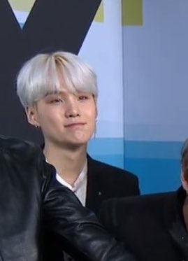 wooyoungrl's tweet photo. na roda de amigos eu sou o yoongi 
#AMAs
#BTAxAMAs https://t.co/B8Gp0PGcHT