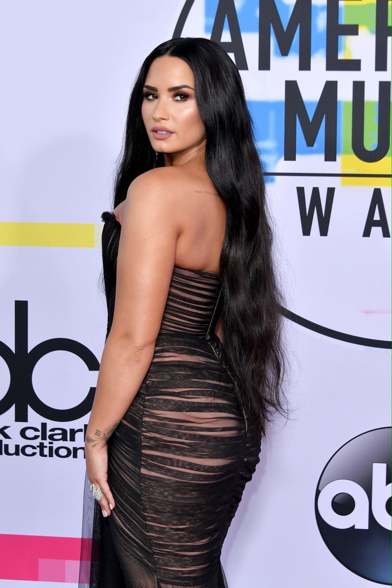 _Hwasa's tweet photo. Chorando na disse por onde #AMAs https://t.co/dElDHbrWI3