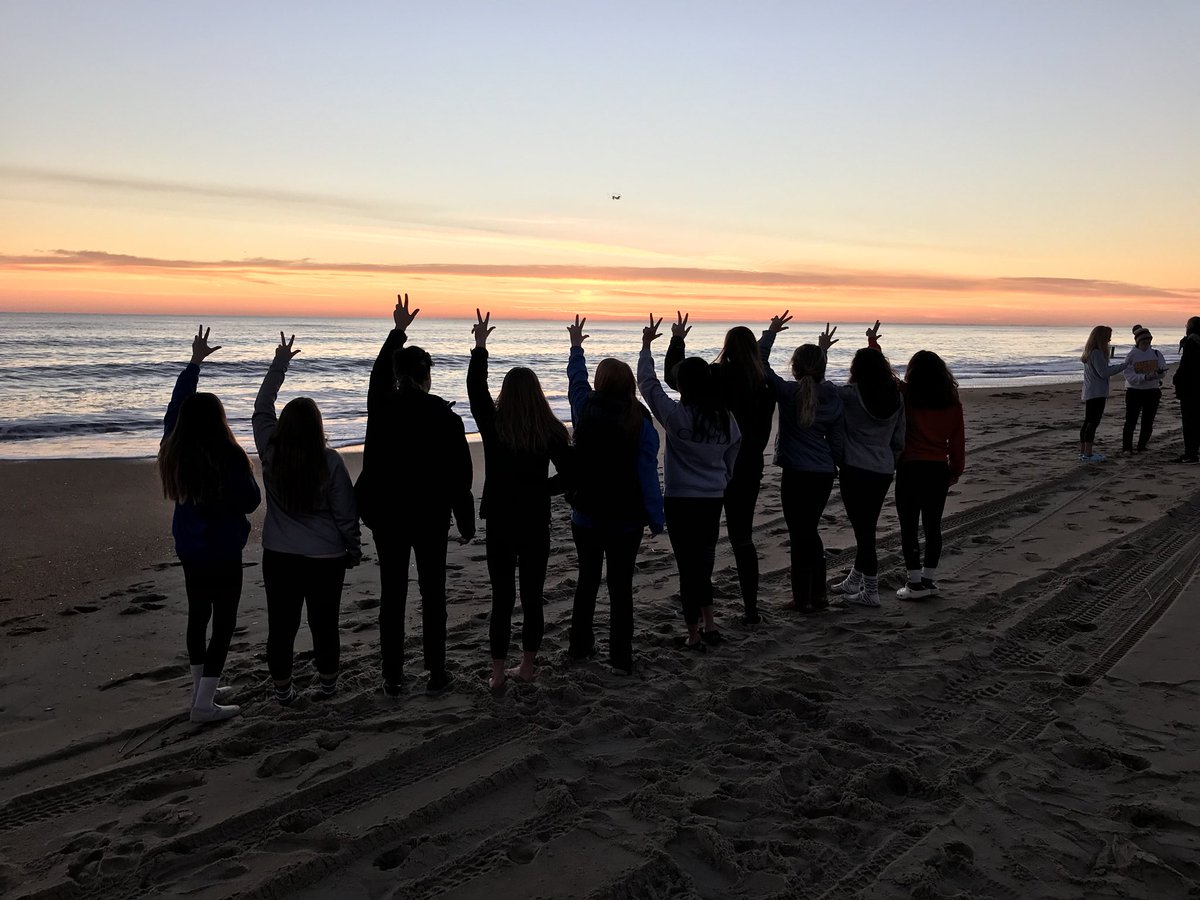 arielmollerrr's tweet image. So thankful to have began this upcoming journey in my life with such perfect peeps like these :) #YL #FallWeekend #landstownyl 💙🤟🏽✨