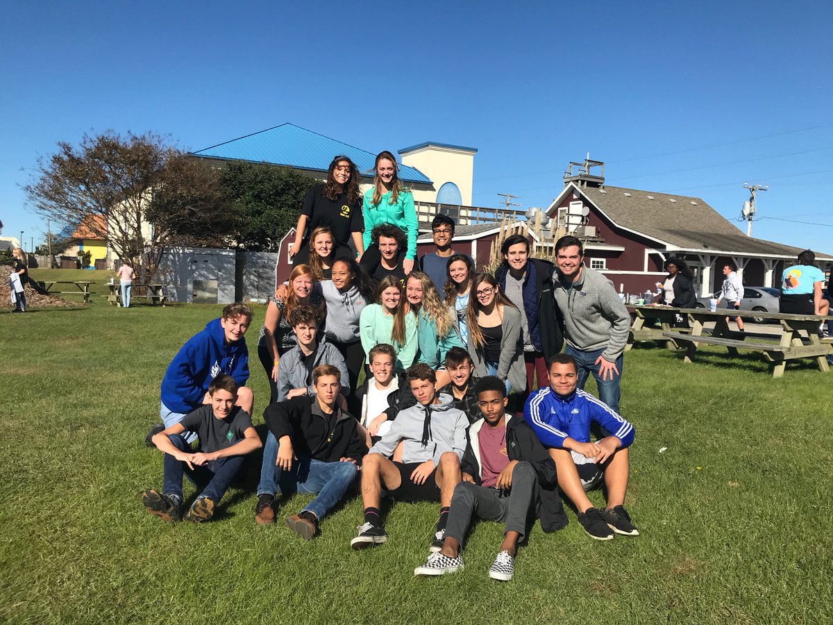 arielmollerrr's tweet image. So thankful to have began this upcoming journey in my life with such perfect peeps like these :) #YL #FallWeekend #landstownyl 💙🤟🏽✨