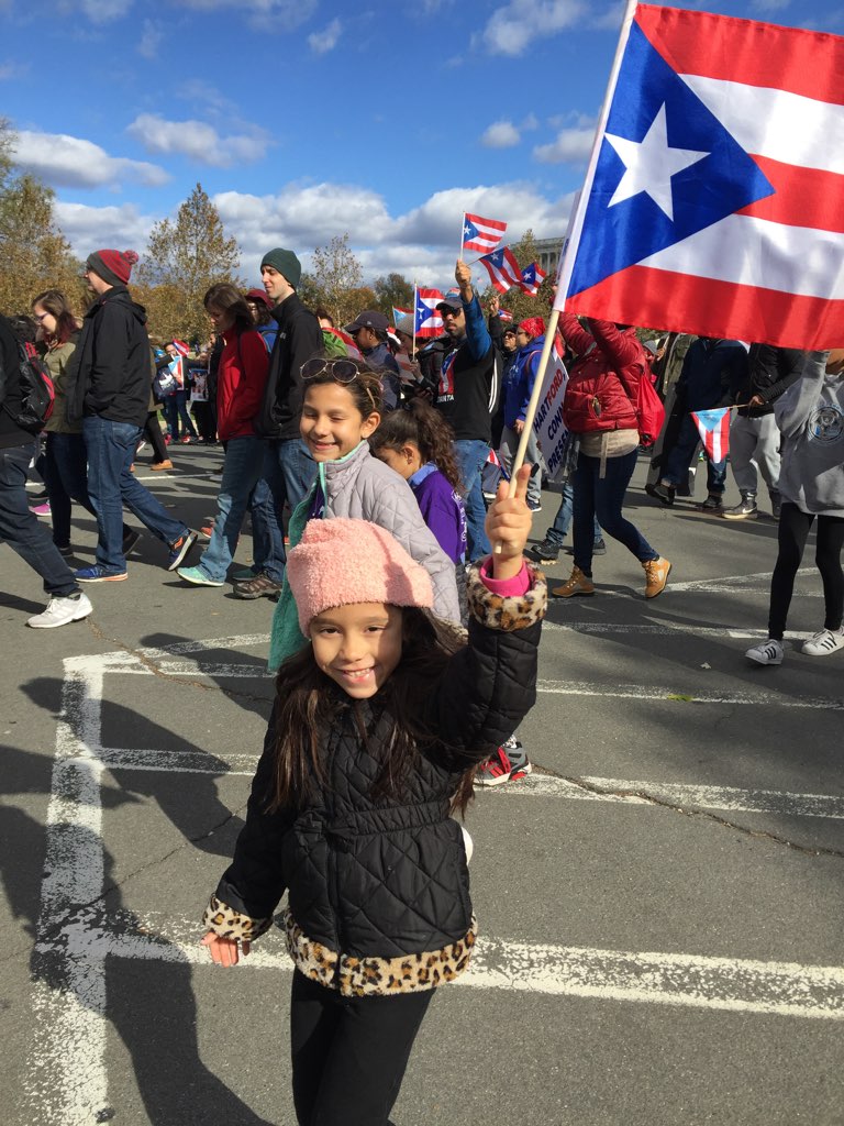 Melissa_RiveraM's tweet photo. Showing them the way! #UnityMarchforPuertoRico #unitymarchforpr https://t.co/1WsEpO1kll