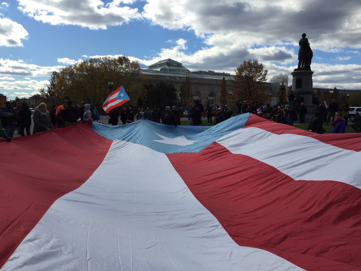 Melissa_RiveraM's tweet photo. Showing them the way! #UnityMarchforPuertoRico #unitymarchforpr https://t.co/1WsEpO1kll