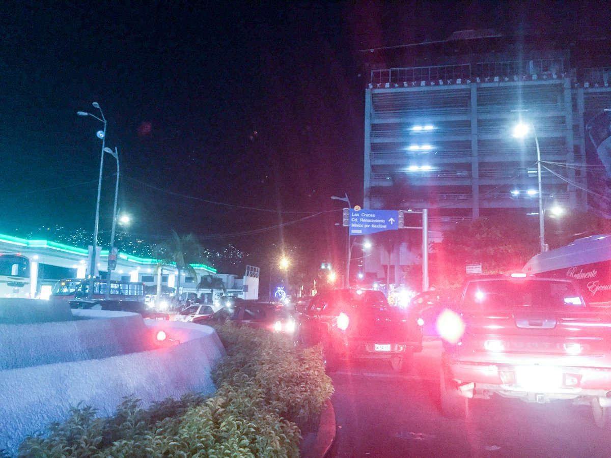 Francico_Robles's tweet photo. Semáforos en la costera Miguel Alemán de #Acapulco sin funcionar #glorieta d la #diana 18:44 https://t.co/hHk2r2UjhM