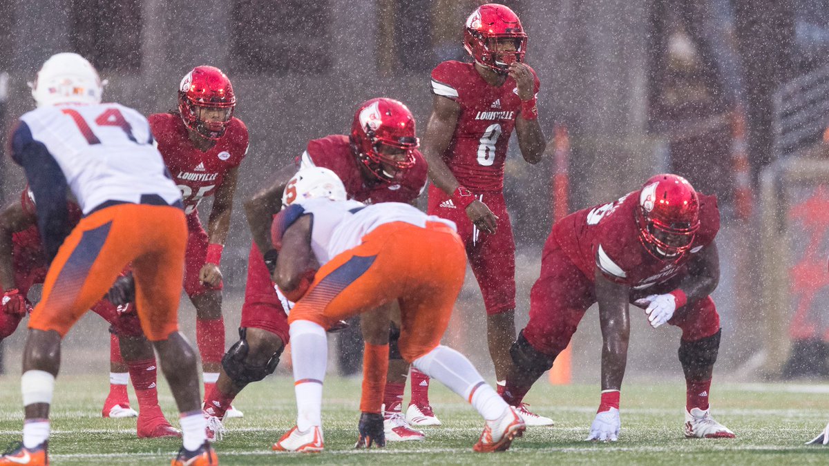 LouisvilleFB's tweet photo. QB Lamar Jackson is 182 rushing yards and 344 passing yards short of becoming only the 3rd player in NCAA history with 4,000 rushing yards and 9,000 passing yards https://t.co/gHcyIetft6