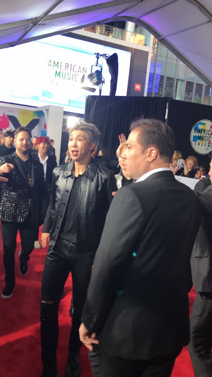 teamcalicocat's tweet image. WHAT THE FUCK DID NAMJOON SEE IM SCREAMING