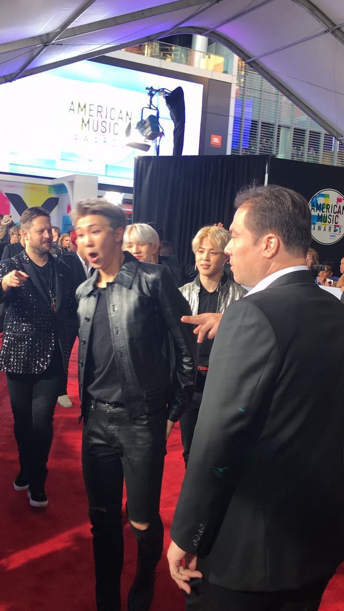 teamcalicocat's tweet image. WHAT THE FUCK DID NAMJOON SEE IM SCREAMING