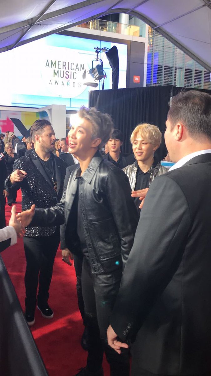 teamcalicocat's tweet image. WHAT THE FUCK DID NAMJOON SEE IM SCREAMING