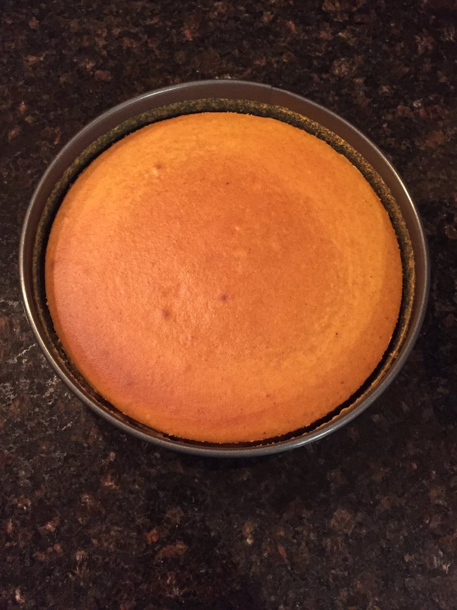 rjs1384's tweet photo. Pumpkin Pie Cheesecake. And no cracks! #cheesecakeperfection https://t.co/GClt53Bqme