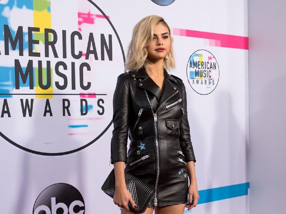 detikcom's tweet photo. Lady Gaga, Selena Gomez hingga BTS Ramaikan Red Carpet AMAs 2017 https://t.co/AMkQbKEyL5 https://t.co/Z1TKpKxivz