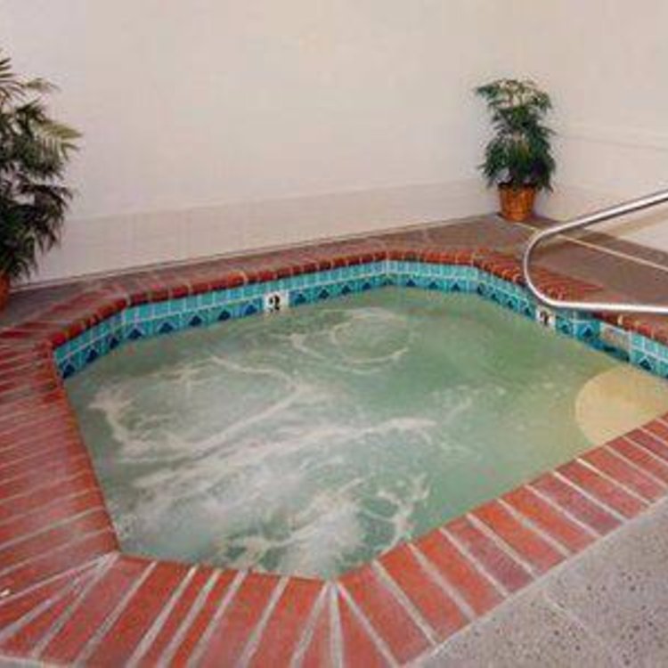 QualityInnBend's tweet photo. There's nothing quite like a relaxing soak in the hot tub after a long day of traveling. https://t.co/veIu0bwbO4