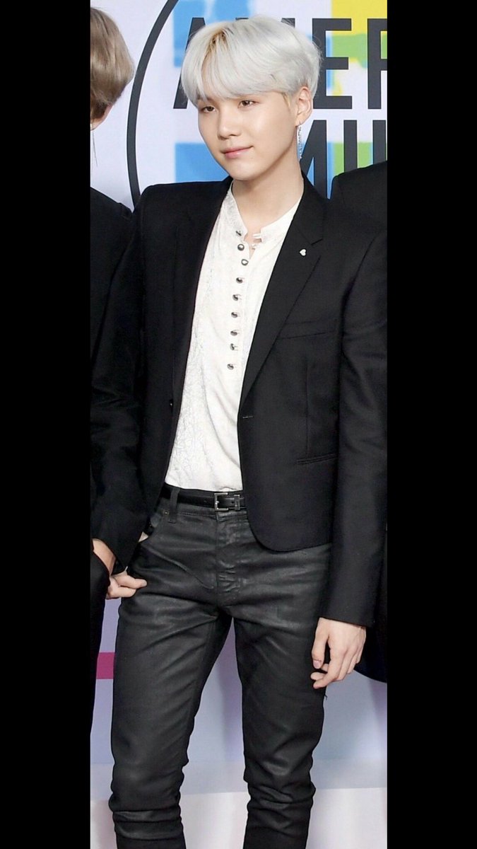 yoongivines's tweet photo. WHO SAID HE WAS ALLOWED TO LOOK THIS GOOD. https://t.co/tLG1RCdOKQ