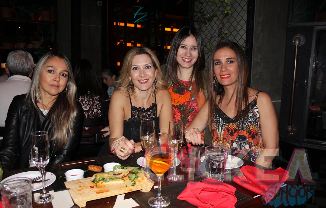 RadarSocial_TV's tweet photo. La movida en #Negroni en Plaza #Moiety https://t.co/GIgrMgHZC2