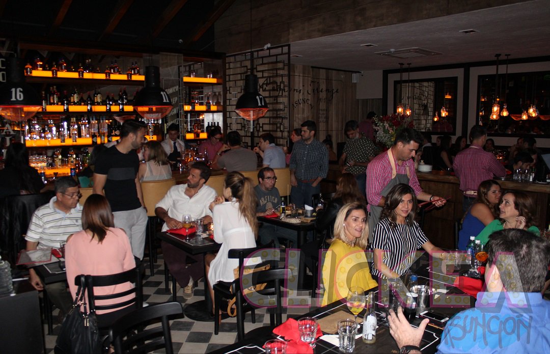 RadarSocial_TV's tweet photo. La movida en #Negroni en Plaza #Moiety https://t.co/GIgrMgHZC2