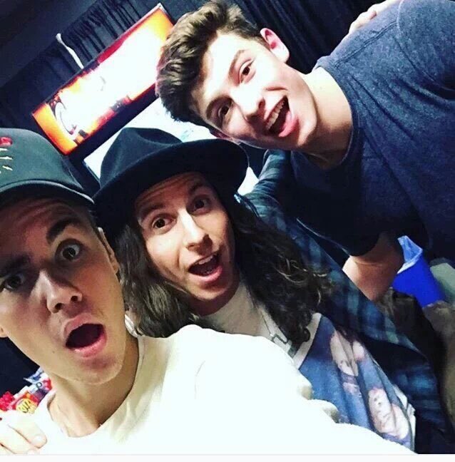 bieberinfobr's tweet photo. "Eu realmente o amo" - Shawn Mendes sobre Justin Bieber no Red Carpet do #AMAs esta noite. https://t.co/rWLPeJ0Q83