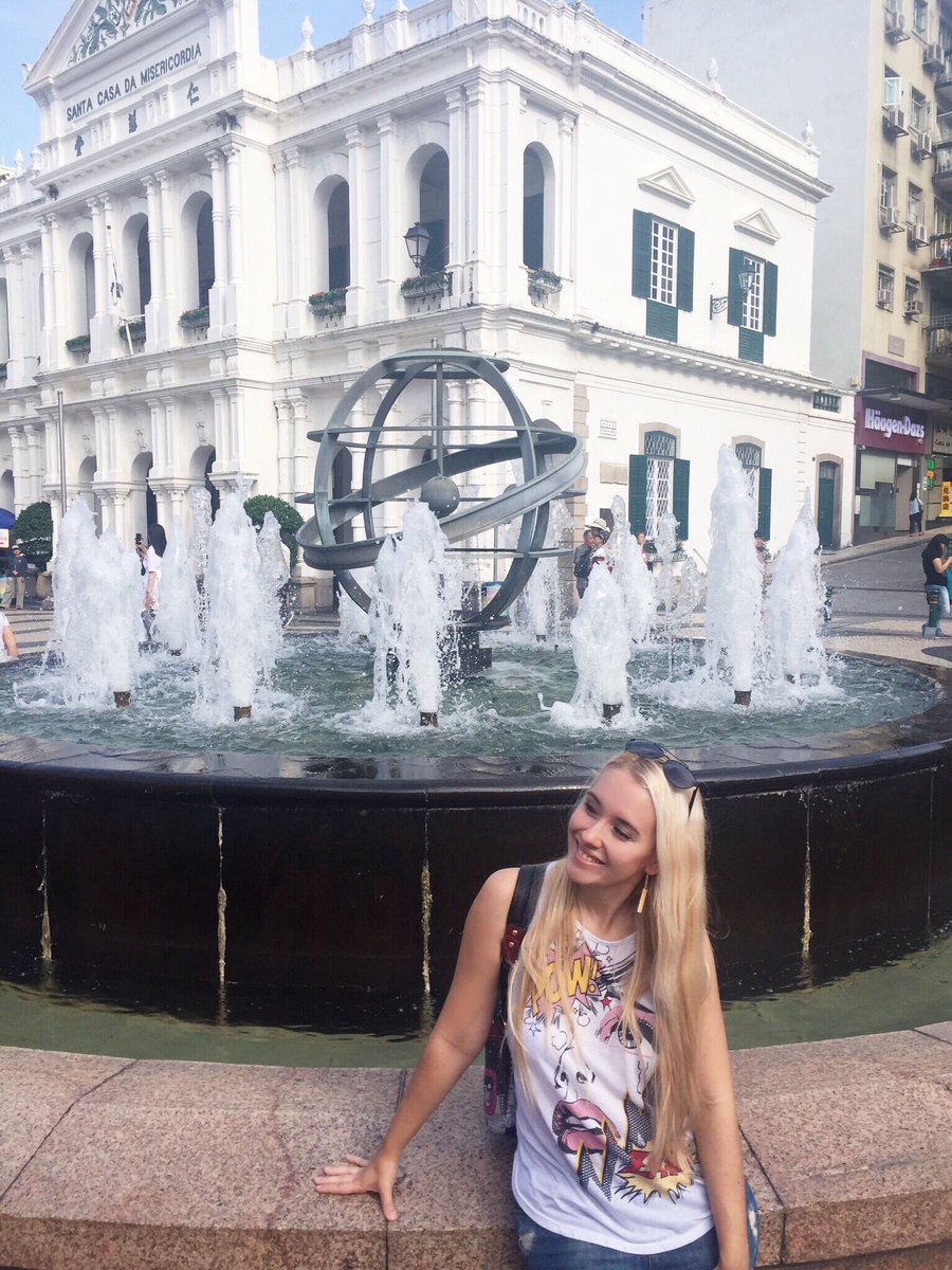 carolinamunhoz's tweet photo. O mais louco de Macau é que você vê as coisas em português o tempo todo, mas ninguém sabe falar a língua 😂 The crazy thing about Macao is that you see things in Portuguese all the time, but nobody knows how to speak the language. #LargodoSenado https://t.co/TKQUXSPfpE