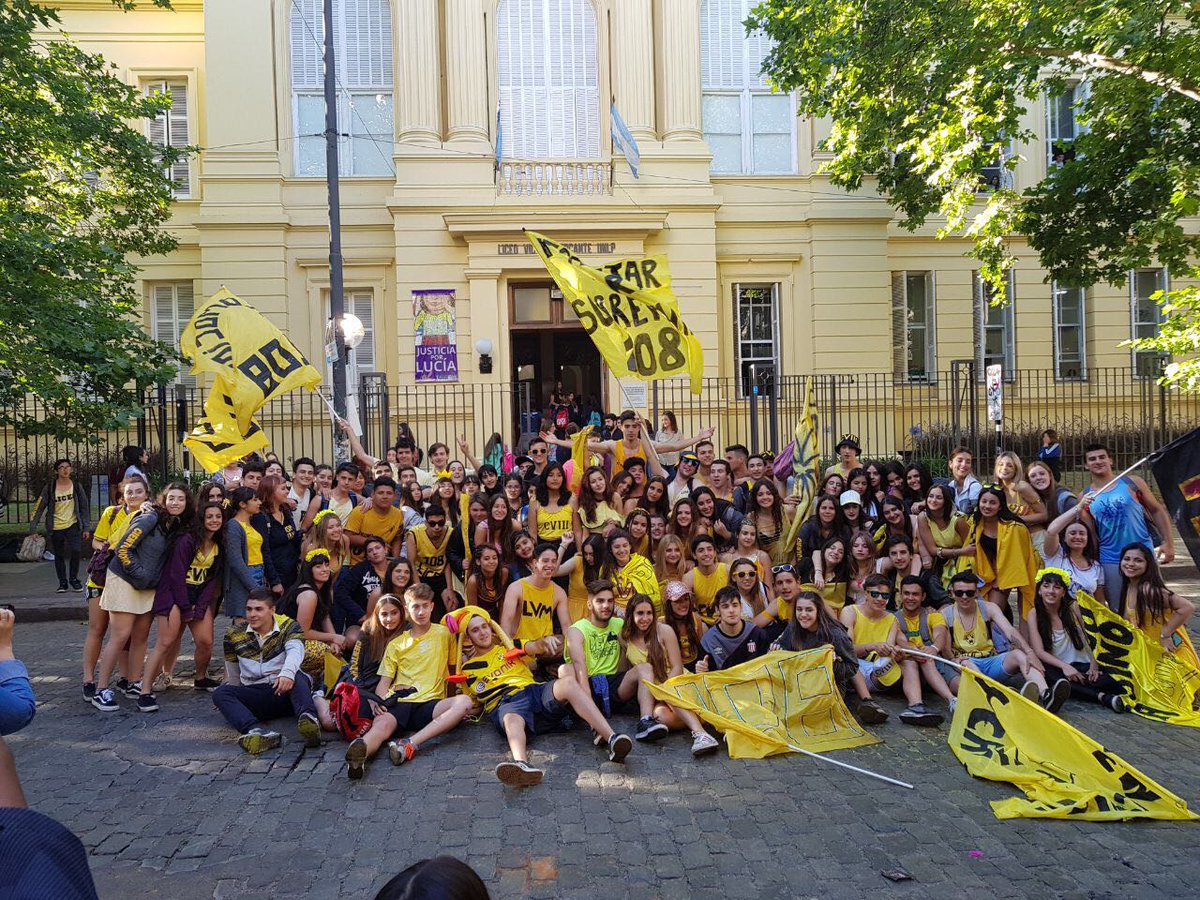 Rochianton27's tweet photo. Podrán imitarnos pero jamás igualarnos! 💛 @liceo108 https://t.co/DhSSuhG6JY