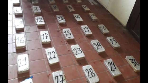 noticiasfides's tweet photo. Reportan que el exjuez, Óscar Arroyo Rojas, fue aprehendido en Santa Cruz por efectivos de la FELCN trasladando en su vehículo 30 paquetes de cocaína de alta pureza (vía El Deber) #ANF https://t.co/x36GKQktDt
