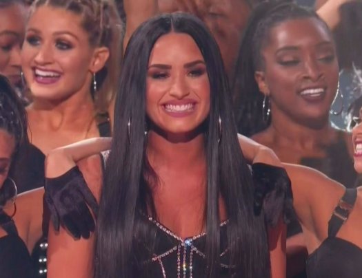 destak's tweet photo. "Há tanto ódio nesse mundo. Temos que nos levantar e nunca dizer "sorry" por quem somos", rainha, né, mores? @ddlovato #AMAs #Destak https://t.co/qfoRrDsVeN
