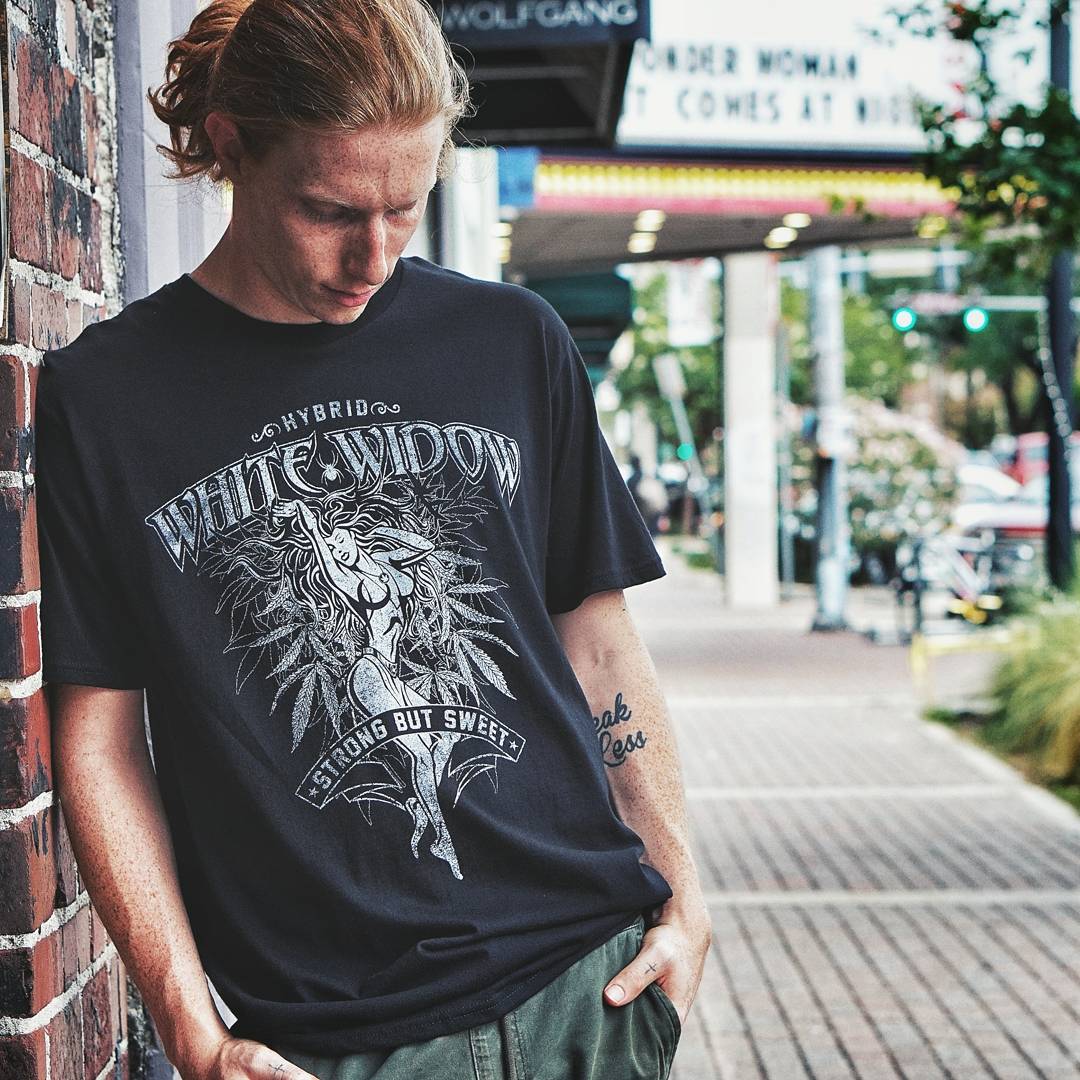 SevenLeafLife's tweet photo. Our White Widow Strain T-shirt. One of our most best-selling strain T-shirt. Link https://t.co/0FnWgDqlBV ✌😊🍃 
Follow @sevenleaflife 😎
#weed #marijuana #cannabis #strain #strains #fashion #apparel #style #whitewidow #medicine #instafashion https://t.co/LHlR1tRXPM
