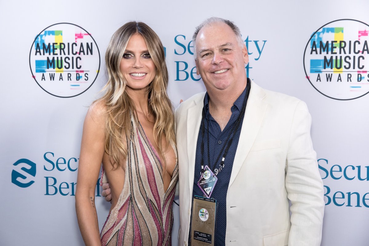 mundotvpe's tweet photo. The #AMAsVIPs just met @heidiklum before she hits the stage to present tonight... NO BIG DEAL. Thank you, @securitybenefit! #AMAs https://t.co/n3uIGFKCDH