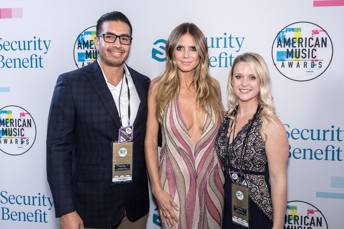 mundotvpe's tweet photo. The #AMAsVIPs just met @heidiklum before she hits the stage to present tonight... NO BIG DEAL. Thank you, @securitybenefit! #AMAs https://t.co/n3uIGFKCDH
