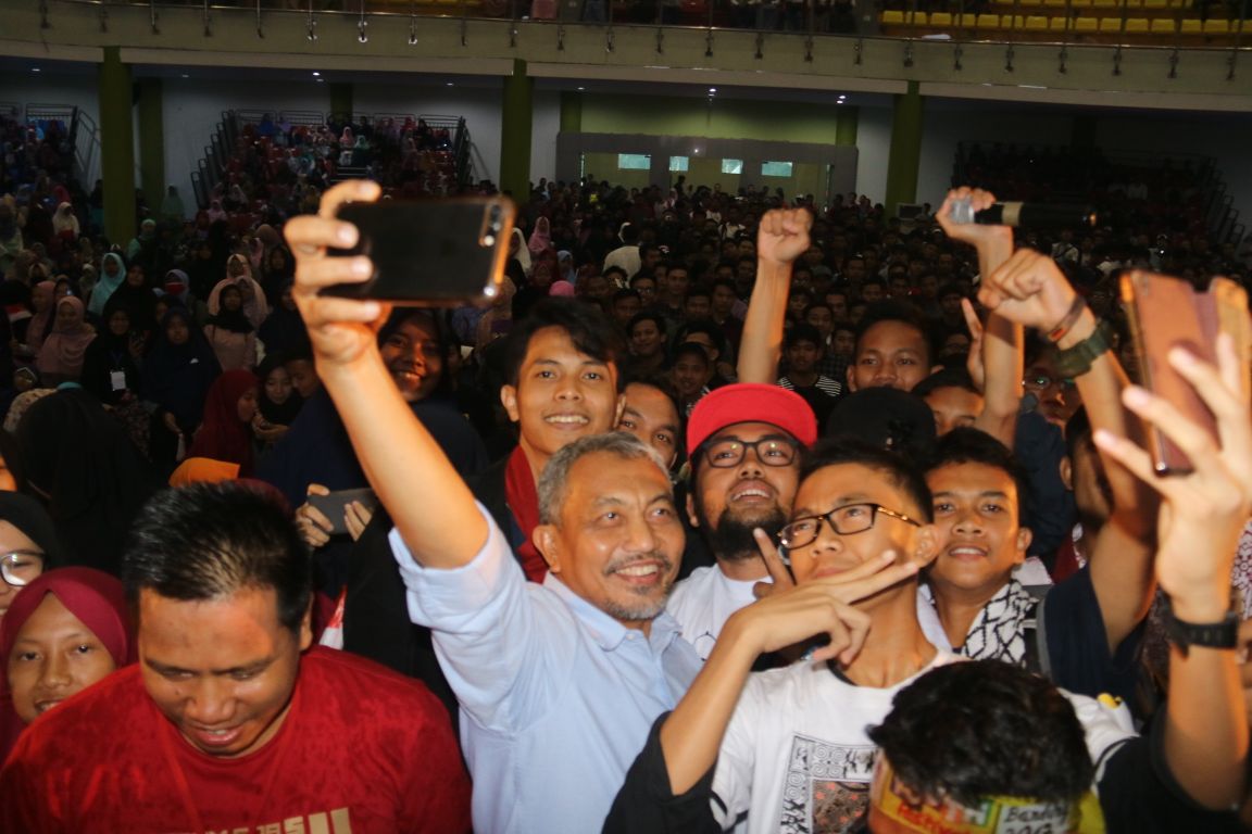 PKSBahagia's tweet photo. Bacawagub Jabar Kang @syaikhu_ahmad groupie bersama peserta #YouthFestJabar Ahad kemarin 

#JabarAsyik https://t.co/YnMzPzRapR