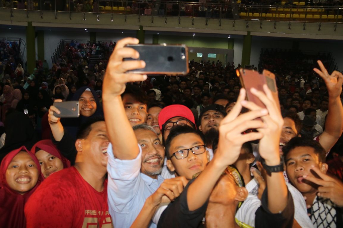Bacawagub Jabar Kang <a href="/syaikhu_ahmad/">Ahmad Syaikhu</a> groupie bersama peserta #YouthFestJabar Ahad kemarin 

#JabarAsyik