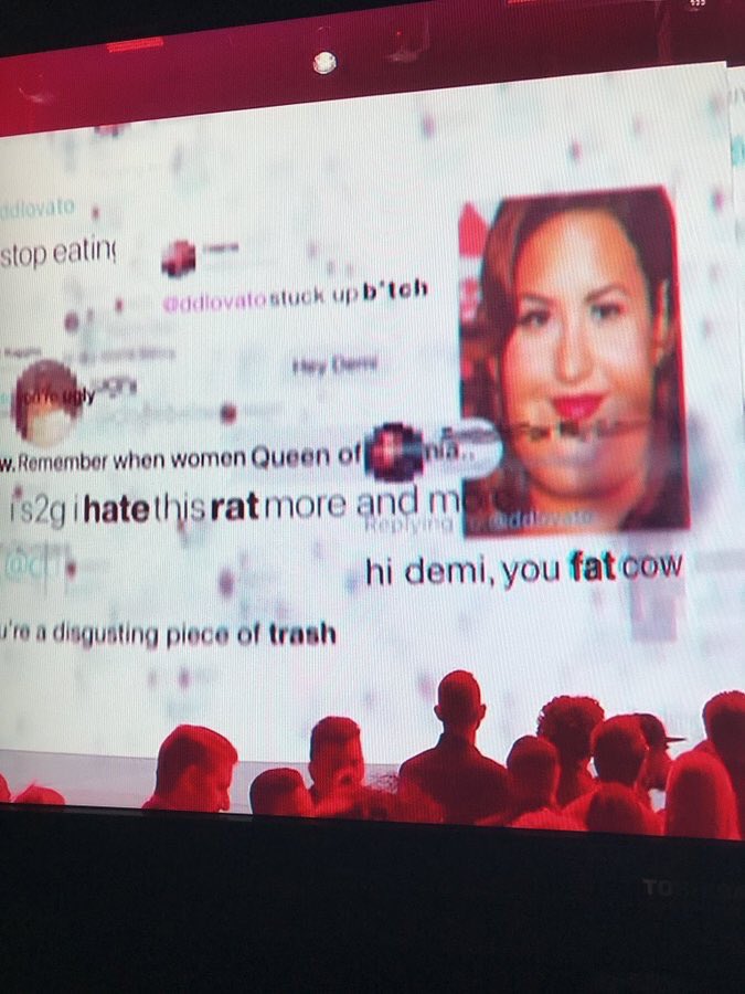 itsbodysay's tweet photo. essa performance da demi é a prova de que toda e qualquer “brincadeirinha” pode influenciar na vida de uma pessoa e mexer com o emocional dela!! não custa nada pensar antes de falar #AMAs https://t.co/R4LTaf8GYX