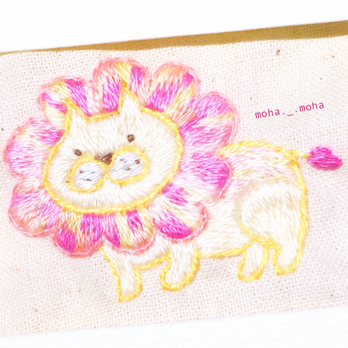 いきもの刺繍家 Moha Moha בטוויטר ほのぼのライオンさん刺繍完成 穏やかで優しい表情の ライオン さんです ブローチ にして次回イベント アートアンドてづくりバザール にお持ちします ブースno え 10 Mohamohaの刺繍たち 刺繍 手刺繍 刺しゅう