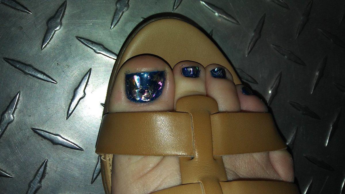 KatyLambson's tweet photo. #CND #Shellac #Toes #Nails #PeacockPlume #HolographicFoil #sugarnspiceservicessalon #CustomNailArt #FallFabulos https://t.co/Vs9sreaZVF