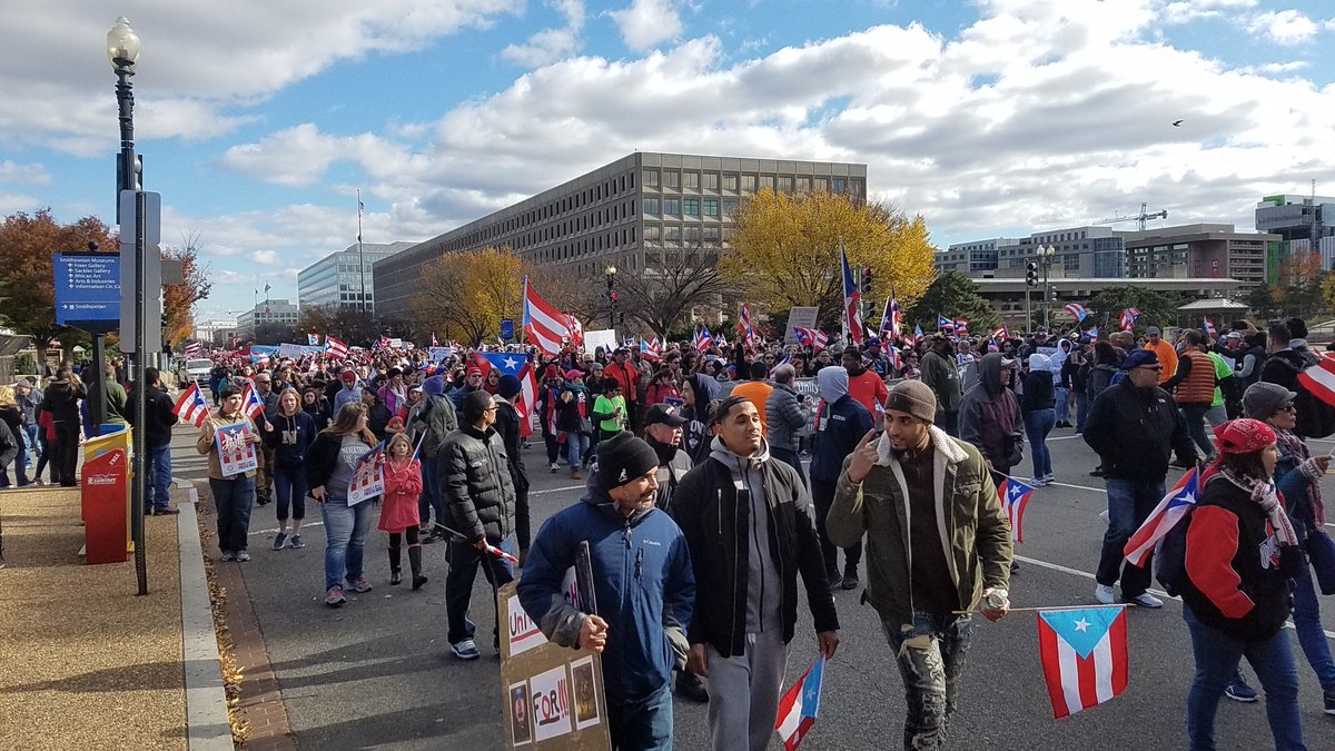 DanielRiveraTDC's tweet photo. Miles de #puerrorriqueños se manifiestan por las calles de #WashingtonDC en la Marcha Unidad por Puerto Rico para exigir al gobierno federal acción para resolver la situación que enfrenta la Isla del Encanto tras el paso del Huracán María.
#UnityMarchForPuertoRico https://t.co/0VwietQs0e