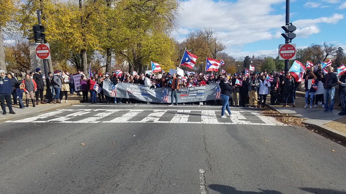 DanielRiveraTDC's tweet photo. Miles de #puerrorriqueños se manifiestan por las calles de #WashingtonDC en la Marcha Unidad por Puerto Rico para exigir al gobierno federal acción para resolver la situación que enfrenta la Isla del Encanto tras el paso del Huracán María.
#UnityMarchForPuertoRico https://t.co/0VwietQs0e