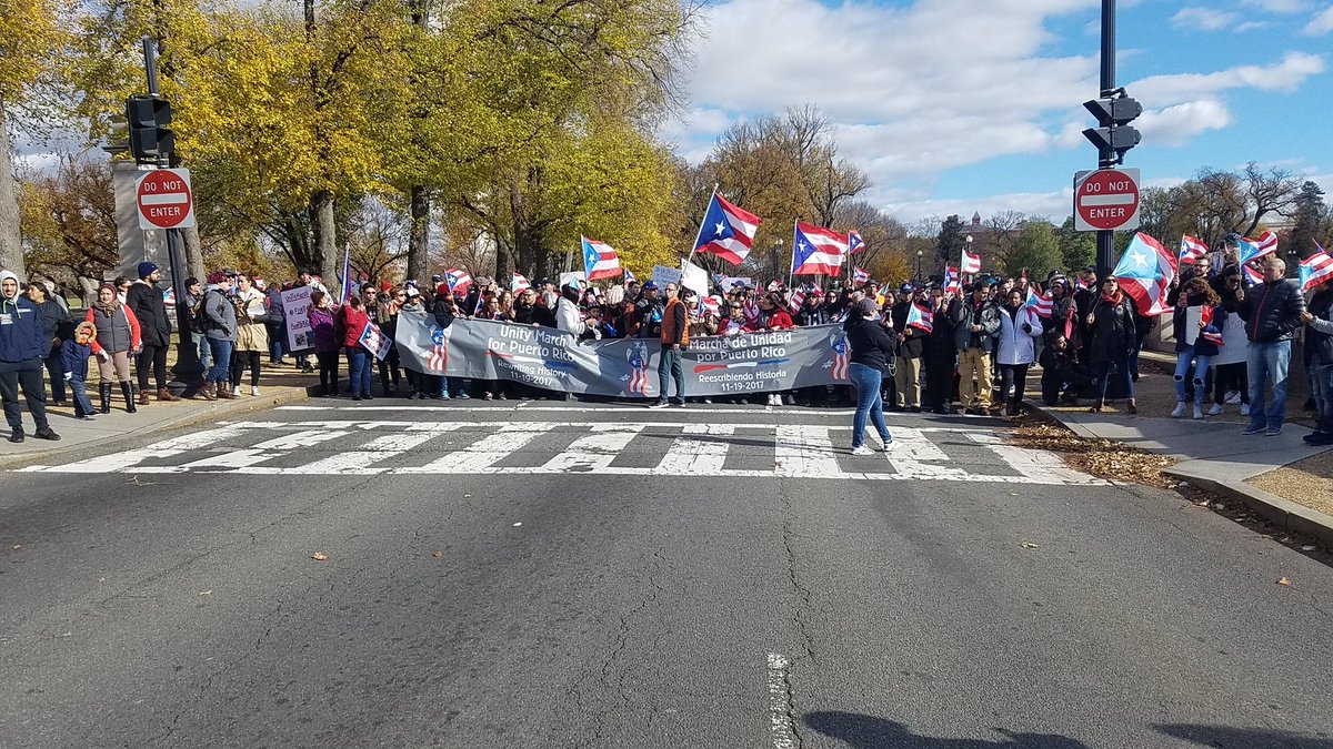 Miles de #puerrorriqueños se manifiestan por las calles de #WashingtonDC en la Marcha Unidad por Puerto Rico para exigir al gobierno federal acción  para resolver la situación que enfrenta la Isla del Encanto tras el paso del Huracán María.
#UnityMarchForPuertoRico