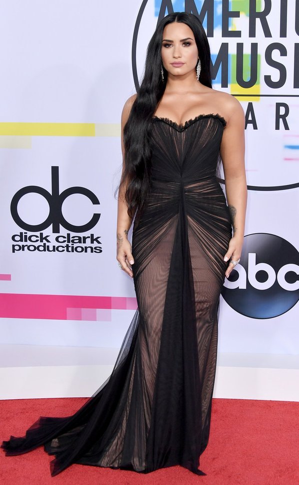 gettinggorjess's tweet photo. Music meets fashion on the #AMAs red carpet tonight in L.A. with Pink in @M_Lhuillier, Demi Lovato in #EsterAbner, and Ashlee Simpson in @CSiriano #bestdressed https://t.co/WydQrDSwer