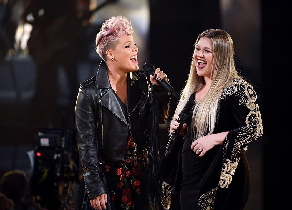 exa969fm's tweet photo. @Pink @kelly_clarkson #ExaAMAs #PonteExa https://t.co/ABm1NcsAQQ