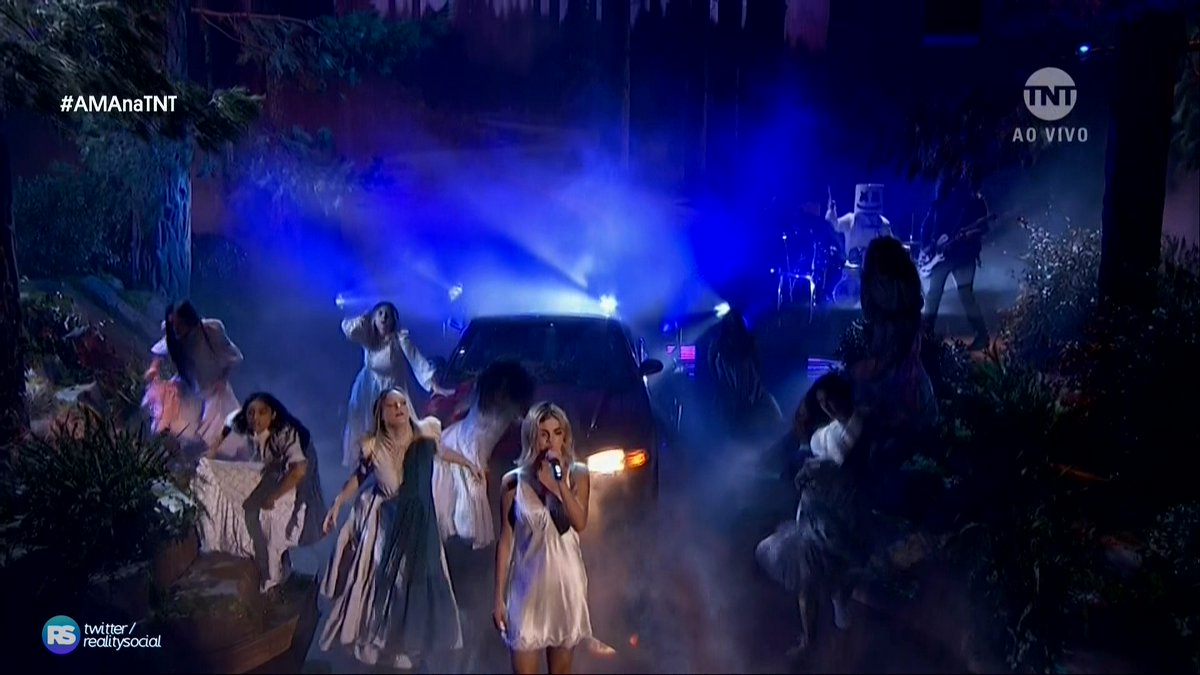 cleytu's tweet photo. MEU DEUS SELENA QUE PERFORMANCE MARAVILHOSA #AMAs https://t.co/VkhVRNjEo8
