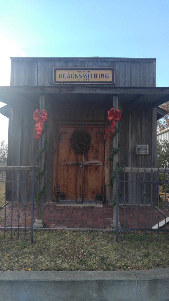 AugustaKSHistor's tweet photo. #HighSchoolElves #HolidaySpirit https://t.co/LnaHOOmqE5