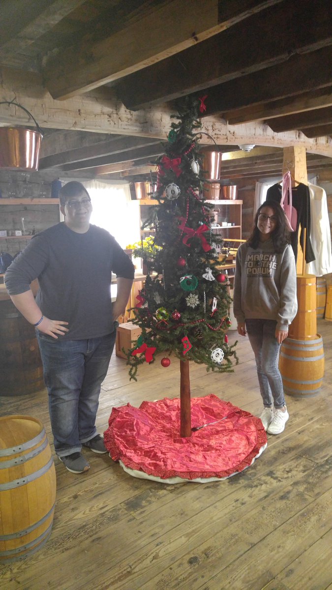 AugustaKSHistor's tweet photo. #HighSchoolElves #HolidaySpirit https://t.co/LnaHOOmqE5