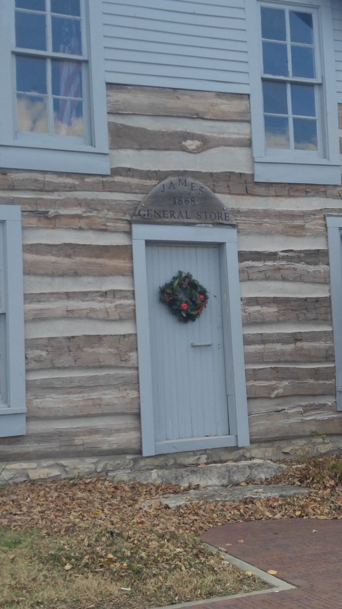 AugustaKSHistor's tweet photo. #HighSchoolElves #HolidaySpirit https://t.co/LnaHOOmqE5