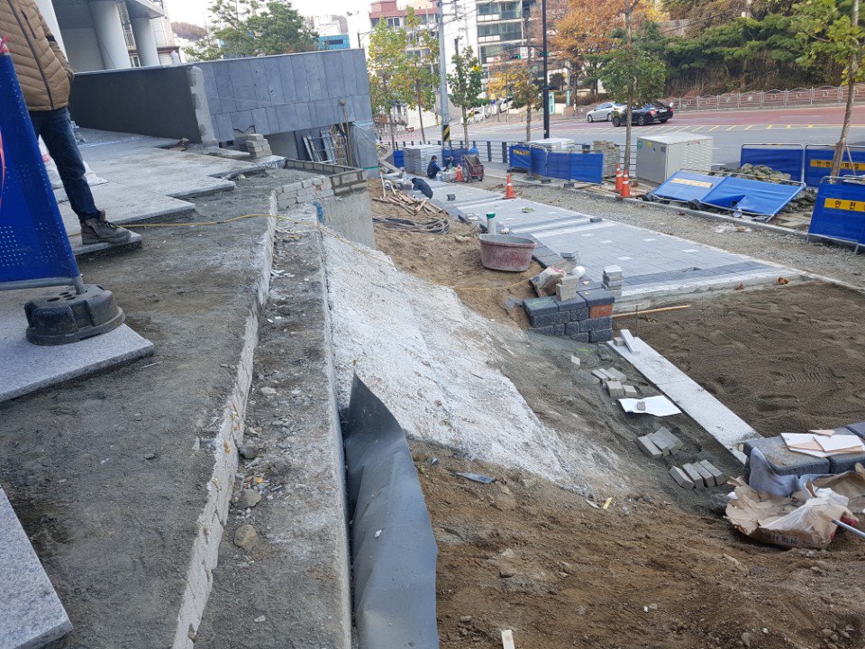 해오름도서관(구 상원도서관) 신축공사  현장입니다. 인도와 건물진입부분 정비작업중입니다. 주변과 조화롭게 마감 잘 하겠습니다. #성남시 #시설공사과