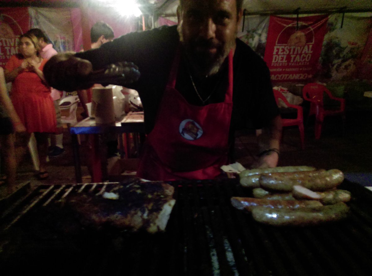 Sr_Escalante's tweet photo. @trinomonero atendiendo los tacos de yaca al pibil de #sazonsibarita... y #tacotango #valapanza la #Tacopedia! Eso y mรกs en @taco_festPVR #PuertoVallarta https://t.co/WbdzXdHAmH