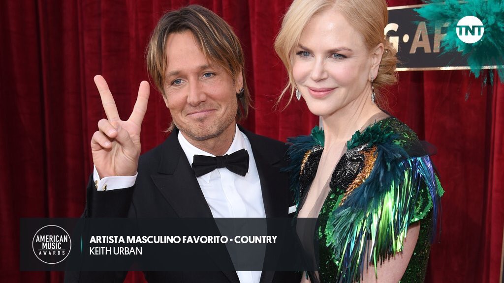 AARW_'s tweet photo. ¡Tres premios para @KeithUrban! 👏👏👏#AMAsTNT  #AMAs #TeamAngelsAARW_ 
https://t.co/hkLk2qYlDW. https://t.co/AB4OftxhZ8