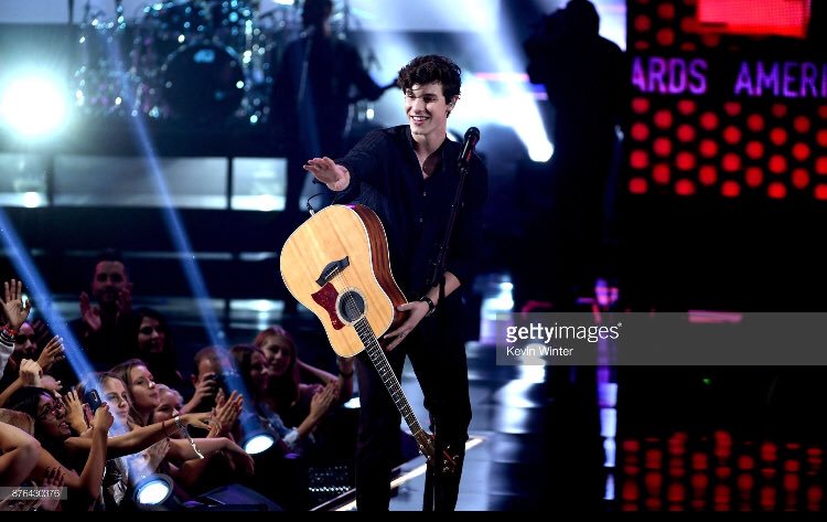 ShawnUpdatesSA's tweet photo. 3 Fotos HQ de Shawn hoy durante su presentación en los premios #AMAs https://t.co/RWvgizrpay