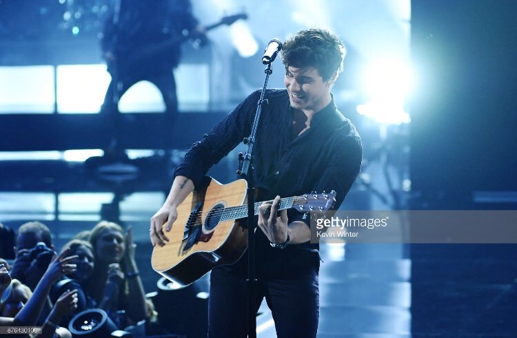 ShawnUpdatesSA's tweet photo. 3 Fotos HQ de Shawn hoy durante su presentación en los premios #AMAs https://t.co/RWvgizrpay