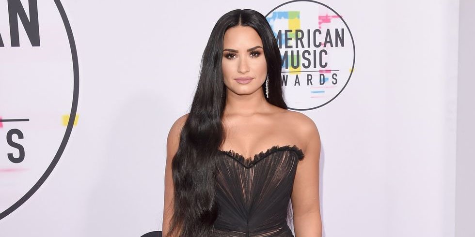 Cosmopolitan's tweet photo. The 9 Most Naked Looks from the #AMAs Red Carpet https://t.co/ErQelIh6wt https://t.co/HhJ5qcBoMk